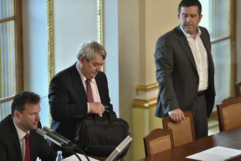 Šéf KSČM Vojtěch Filip (uprostřed) ve sněmovně. Šéf KSČM Vojtěch Filip (uprostřed) ve sněmovně.