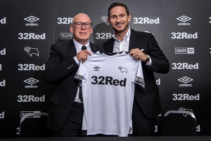 Legenda anglického fotbalu Frank Lampard zahájil trenérskou kariéru. Usedne na lavičku Derby County. Legenda anglického fotbalu Frank Lampard zahájil trenérskou kariéru. Usedne na lavičku Derby County.
