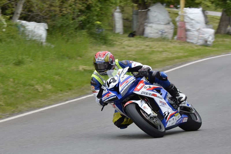 Britský jezdec Dan Kneen zemřel na závodě Tourist Trophy a stal se 147. obětí na tomto podniku. Britský jezdec Dan Kneen zemřel na závodě Tourist Trophy a stal se 147. obětí na tomto podniku.