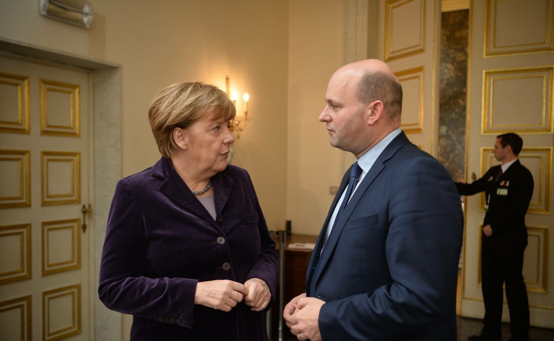 Dánský ministr spravedlnost Sören Pape Poulsen s Angelou Merkelovou. Dánský ministr spravedlnost Sören Pape Poulsen s Angelou Merkelovou.