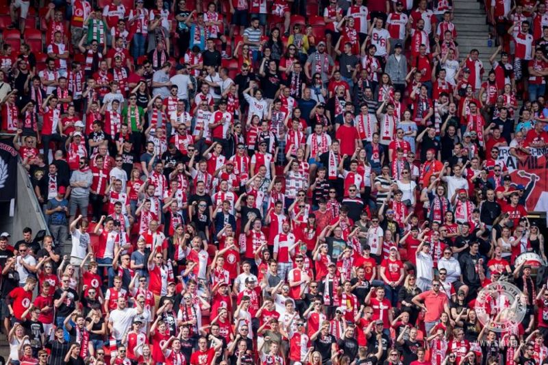 Fanoušci SK Slavia Praha. Fanoušci SK Slavia Praha.