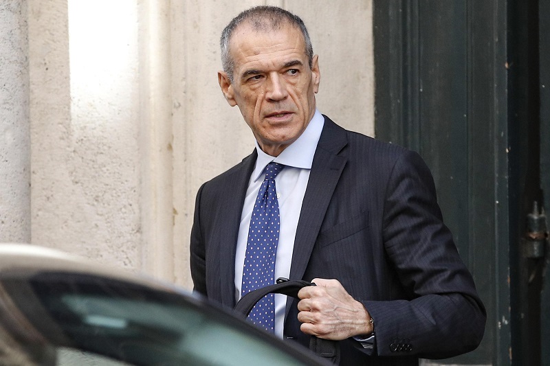 Carlo Cottarelli měl sestavit úřednickou vládu, ale ustoupil do pozadí. Carlo Cottarelli měl sestavit úřednickou vládu, ale ustoupil do pozadí.