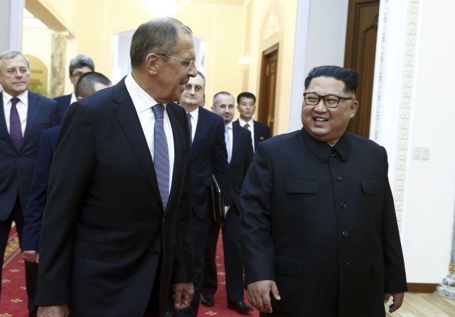 Kim Čong-un a Sergej Lavrov. Kim Čong-un a Sergej Lavrov.