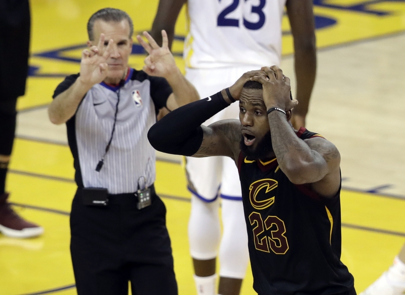 Ani jednapadesát bodů LeBrona Jamese Clevelandu k vítězství nestačilo. Ani jednapadesát bodů LeBrona Jamese Clevelandu k vítězství nestačilo.