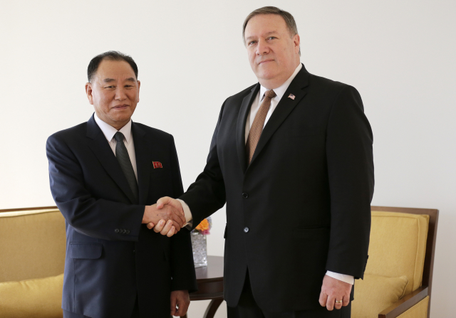 Ministr zahraničí Mike Pompeo s Kim Jong-čcholem (vlevo).