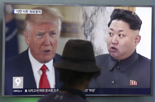 Zleva Donald Trump a Kim Čong-un.