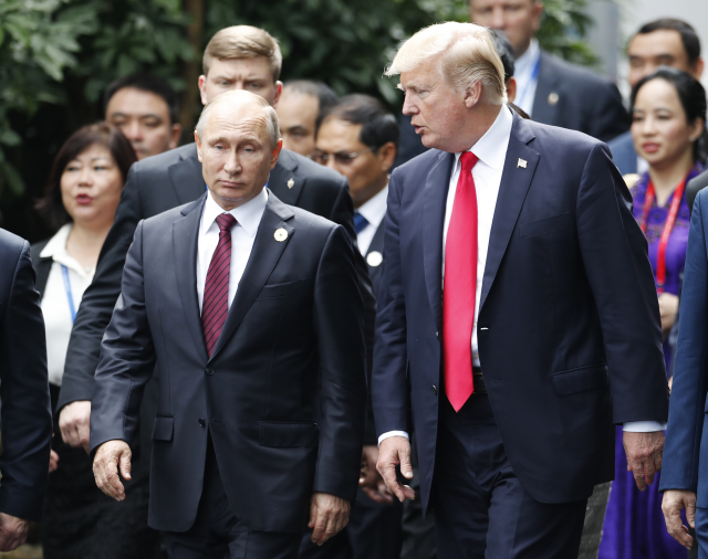 Zleva Vladimir Putin a Donald Trump.