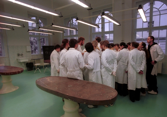 Studenti 1.ročníku lékařské fakulty Univerzity Karlovy v Praze při praxi v pitevně Anatomického ústavu. Studenti 1.ročníku lékařské fakulty Univerzity Karlovy v Praze při praxi v pitevně Anatomického ústavu.