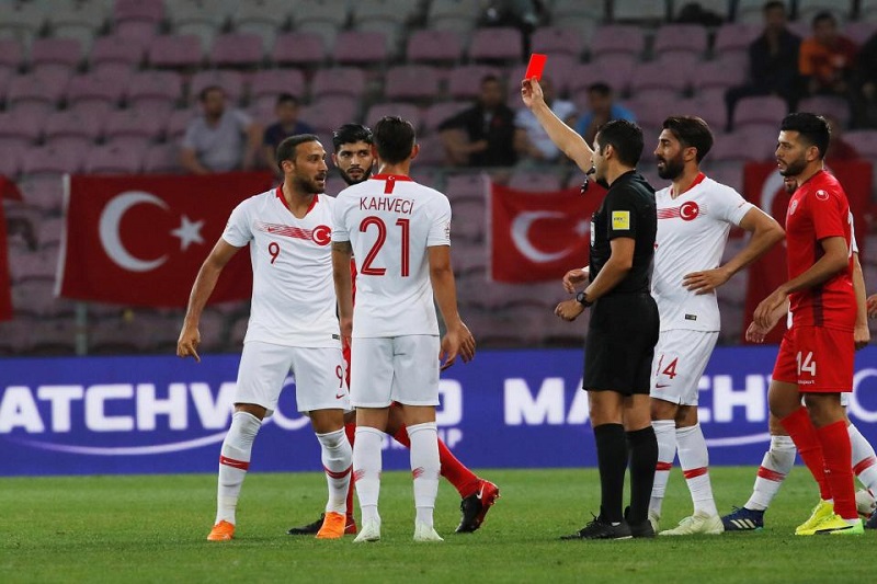Turecký kapitán Cenk Tosun předvedl v přátelském utkání proti Tunisku nechutné gesto, které poslal směrem k jednomu z fanoušků.