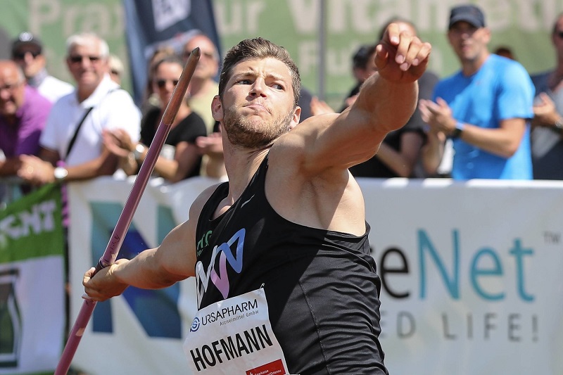 Oštěpař Hofmann během svého závodu. Oštěpař Hofmann během svého závodu.