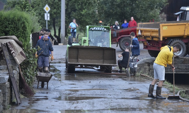 Blesková povodeň zatopila v podvečer 1. června 2018 v Jestřebí na Jihlavsku dvě desítky domů, podemlela silnici a bahnem zanesla před necelým týdnem zkolaudovaný obecní rybník.