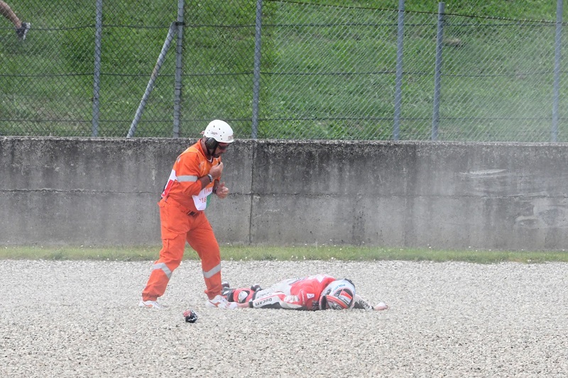 Italský jezdec Michelle Pirra závodící v královské třídě MotoGP vyvázl z těžké havárie s otřesem mozku.
