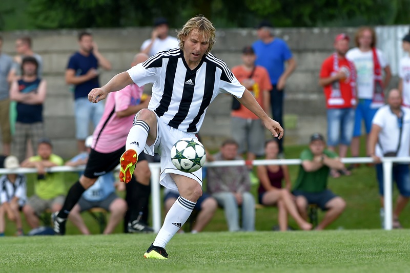 Pavel Nedvěd si splnil sen, když nastoupil v jednom týmem se svým synem. Jejich Skalná však utkání prohrála.