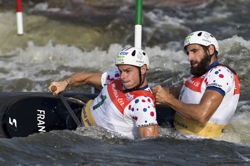Gauthier Klauss a Matthieu Péché rozřezali v Troji svou loď motorovou pilou.