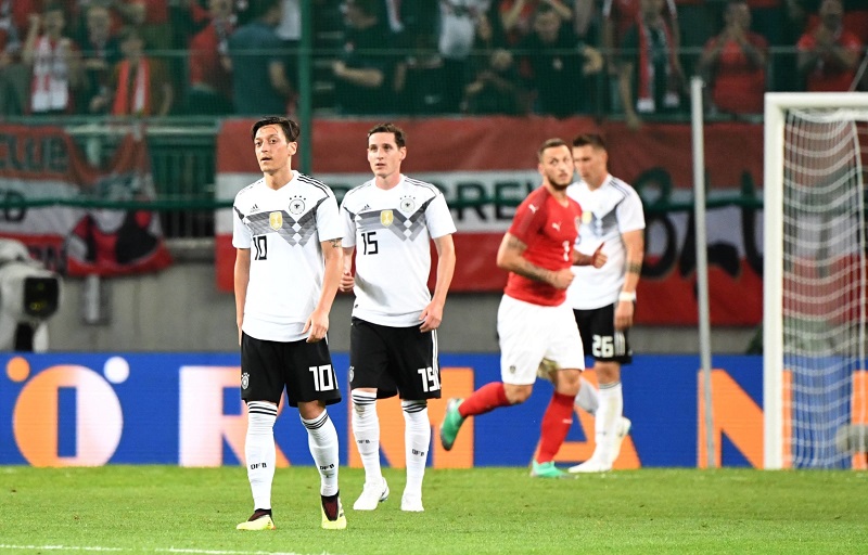 Özil se svými spoluhráči musel skousnout porážku od sousedů.