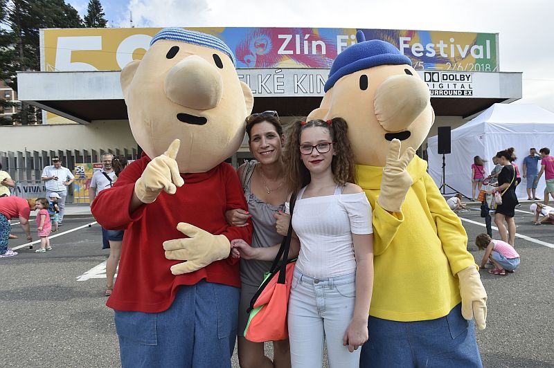  Na snímku postavičky z večerníčku Pat a Mat s návštěvnicemi před kinem na zlínském filmovém festivalu.