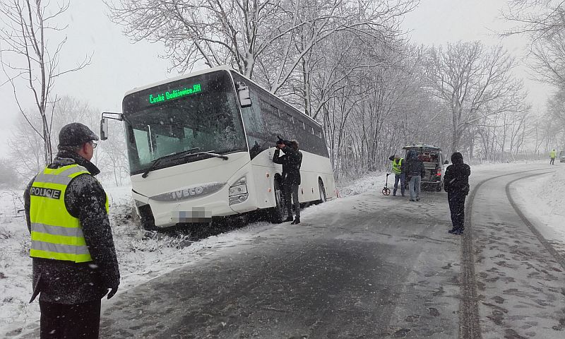 Autobus dostal na mokré vozovce smyk a skončil v příkopu. Při nehodě přišel o život jeden člověk.