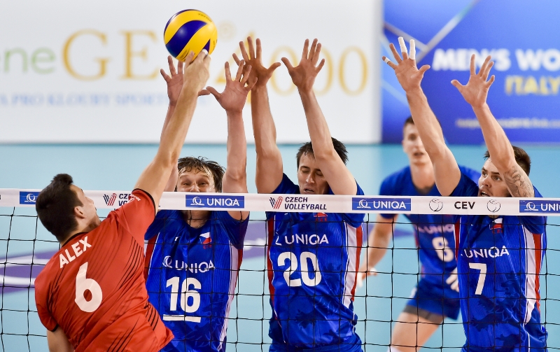 Volejbaloví reprezentanti v zápase se Španělskem. Volejbaloví reprezentanti v zápase se Španělskem.