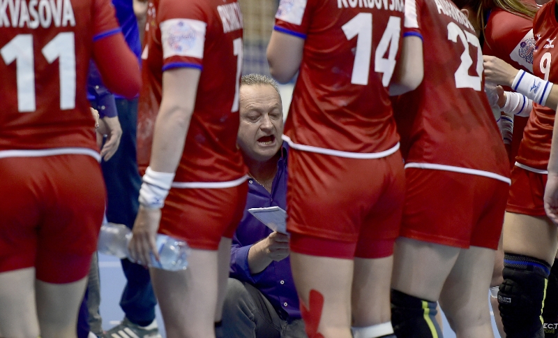 Házenkářský trenér Jan Bašný se svými svěřenkyněmi. 