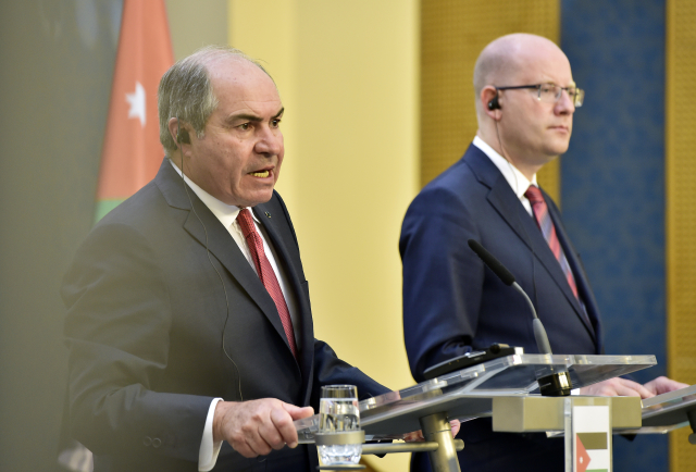 Jordánský premiér Hání Mulki (vlevo). Jordánský premiér Hání Mulki (vlevo).