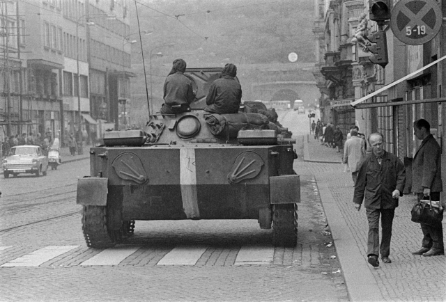 Srpnové události v pražských ulicích - ulice Revoluční.