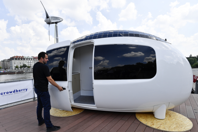 Jeden z autorů energeticky soběstačného mobilního mikrodomu Ecocapsule Tomáš Žáček ukazuje "dům" na tiskové konferenci uspořádané 4. června v Praze.