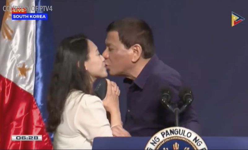 Prezident Duterte zase šokoval - veřejně políbil vdanou ženu.