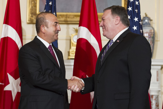Mike Pompeo (vpravo) a Mevlüt Çavuşoglu (vlevo).