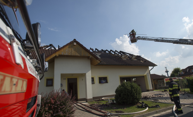 Hasiči u požáru rodinného domu v Hoděšovicích. Hasiči u požáru rodinného domu v Hoděšovicích.