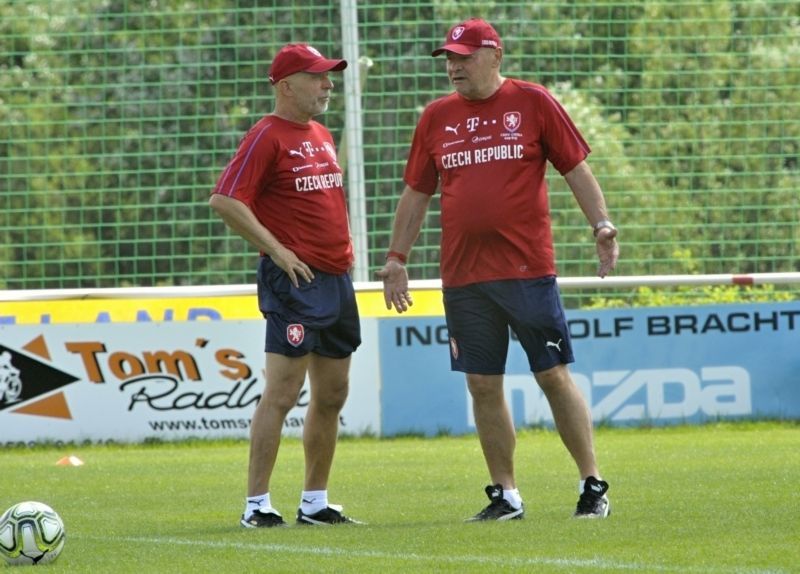 Trenéři české reprezentace Karel Jarolím a Miroslav Koubek (vpravo).