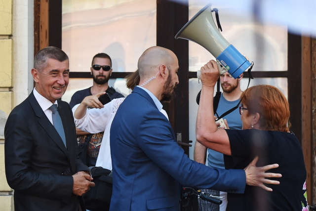 Předseda vlády v demisi Andrej Babiš (vlevo) se při prohlídce českobudějovického vlakového nádraží 5. června 2018 v rámci návštěvy vlády Jihočeského kraje potkal s demonstranty.