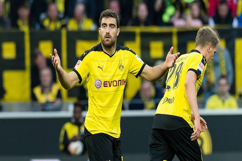 Dortmundský obránce Sokratis Papastathopulos podle zahraničních médií přestoupí do londýnského Arsenalu. Dortmundský obránce Sokratis Papastathopulos podle zahraničních médií přestoupí do londýnského Arsenalu.