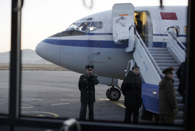 Letadlo Air China na letišti v Pchjongjangu. 