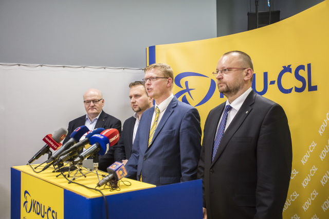 Zleva ministr kultury Daniel Herman, ministr zemědělství Marian Jurečka, předseda KDU-ČSL Pavel Bělobrádek a místopředseda strany Jan Bartošek. Zleva ministr kultury Daniel Herman, ministr zemědělství Marian Jurečka, předseda KDU-ČSL Pavel Bělobrádek a místopředseda strany Jan Bartošek.