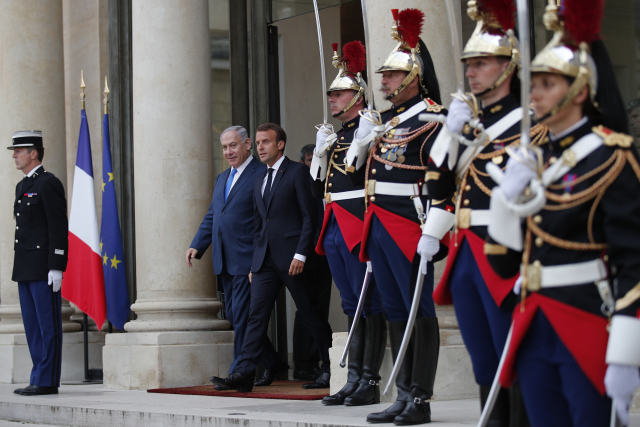 Izraelský premiér B. Netanjahu (vlevo) a francouzský prezident E. Macron.
