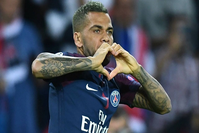 Obránce francouzského PSG Dani Alves se podrobil operaci kolena. Úvod nové sezony však podle zahraničních médií nestihne. Obránce francouzského PSG Dani Alves se podrobil operaci kolena. Úvod nové sezony však podle zahraničních médií nestihne.