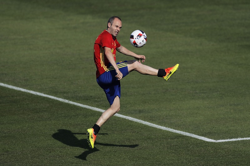 Španělský záložník Andrés Iniesta prohlásil, že neplánuje ukončit reprezentační kariéru. Španělský záložník Andrés Iniesta prohlásil, že neplánuje ukončit reprezentační kariéru.