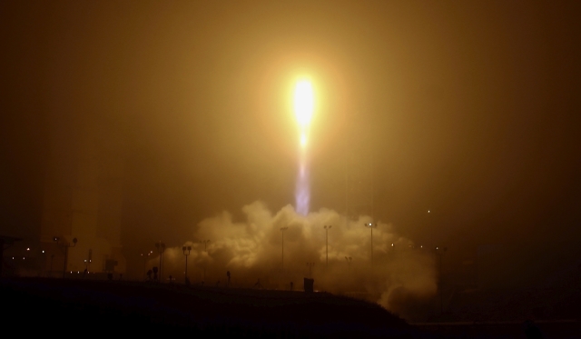 Meziplanetární satelit se sondou InSight.