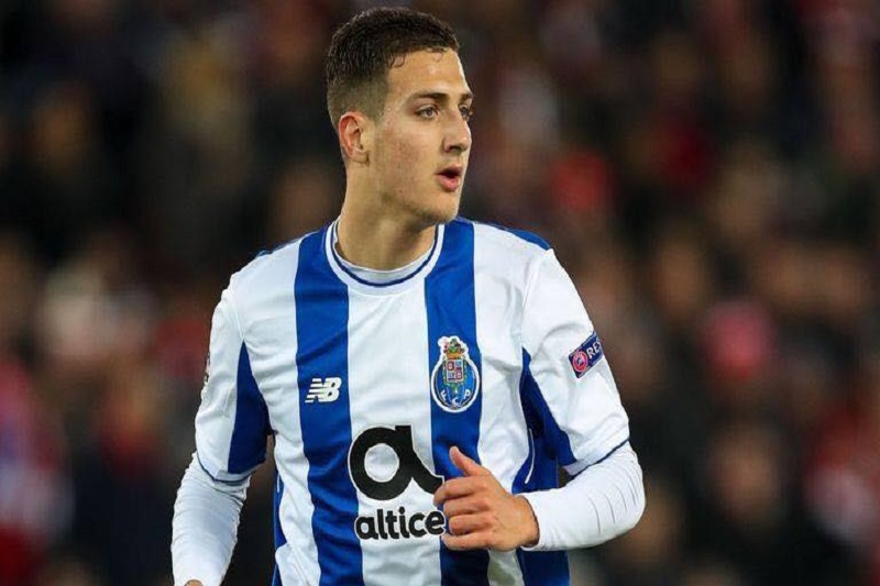 Devatenáctiletý obránce Diego Dalot přestoupil z Porta do Manchesteru Uinited.