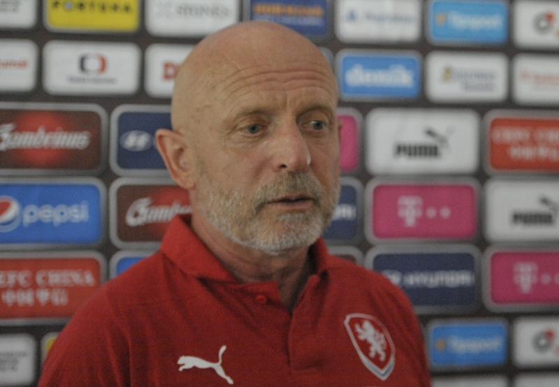 Trenér české fotbalové reprezentace Karel Jarolím. Trenér české fotbalové reprezentace Karel Jarolím.