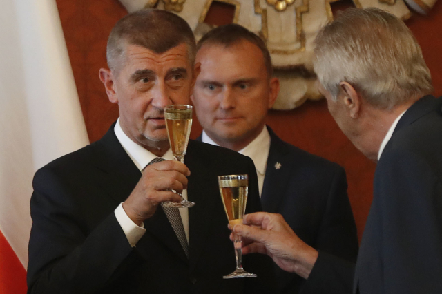 Vlevo premiér Andrej Babiš a prezident Miloš Zeman.