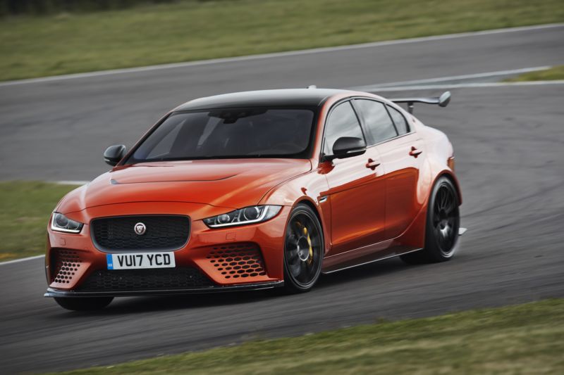 Mezi exponáty bude i šestisetkoňový Jaguar XE SV Project 8. 