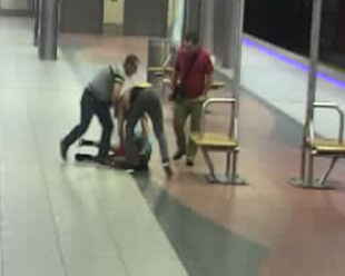 Pražští policisté hledají aktéry i svědky brutální bitky v metru.