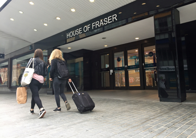 Britský řetězec House of Fraser hodlá zavřít polovinu obchodů.
