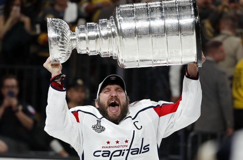 Radost kapitána Washingtonu Ovečkina - drží nad hlavou slavný Stanley Cup.