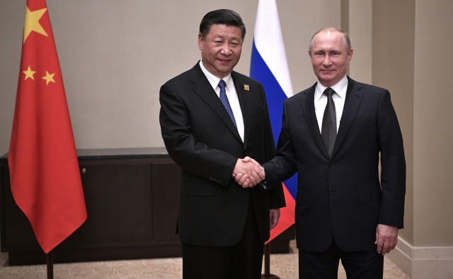  Si Ťin-pching (vlevo) a Vladimir Putin (vpravo). 