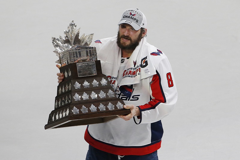 Ruský útočník Alexandr Ovečkin získal poprvé v kariéře cenu Conn Smythe Trophy pro nejužitečnějšího hráče play-off NHL.