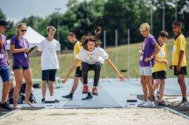 Handicapovaní sportovci soutěží v plavání, atletice, golfu, boccii a bocce.