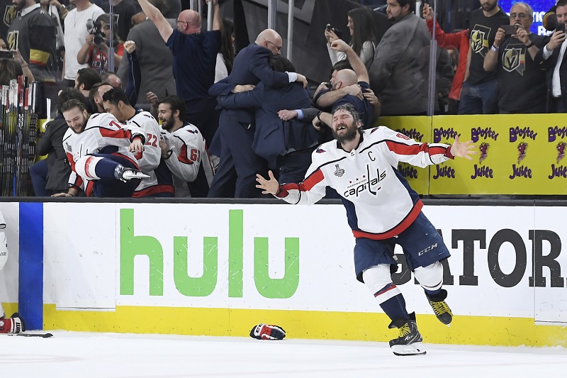 Alexandr Ovečkin si splnil další sen. Poprvé v kariéře zvedl nad hlavu prestižní Stanley Cup.