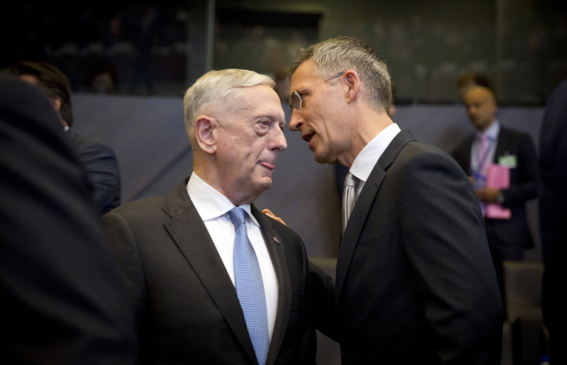 Ministr Obrany Jim Mattis USA (vlevo) a generál Jens Stoltenberg (vpravo). 